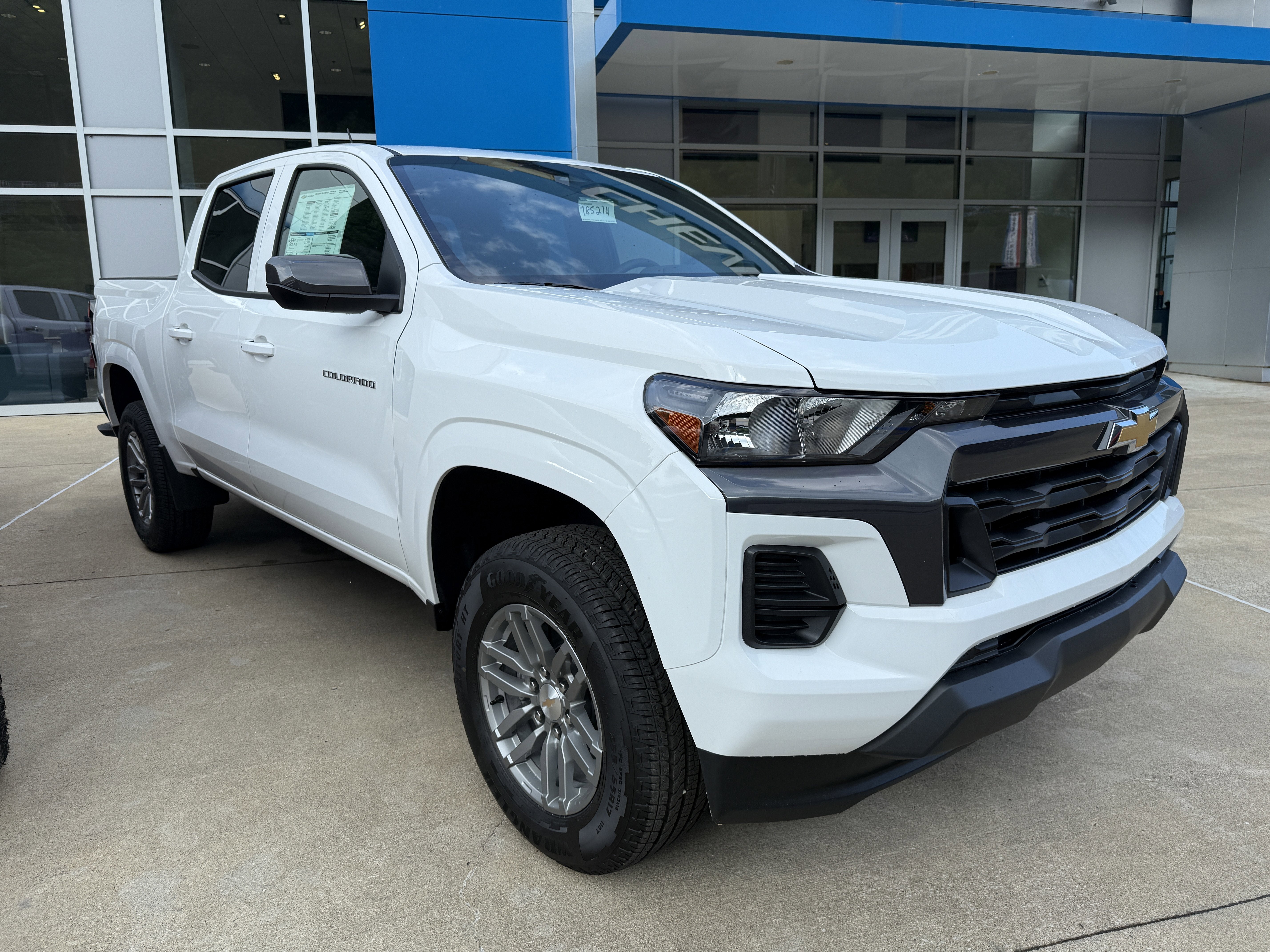 2025 Chevrolet Colorado WT/LT in Summit White — front three-quarter view